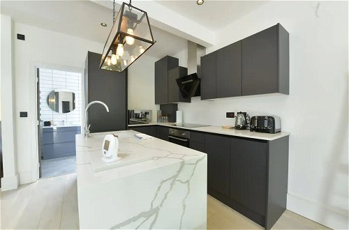 Photo 23 - Contemporary 2 Bedroom Apartment on Columbia Road