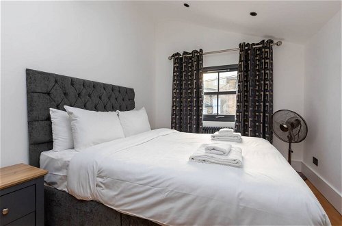 Photo 8 - Contemporary 2 Bedroom Apartment on Columbia Road