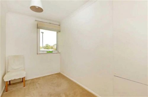 Photo 3 - Charming 2 Bedroom Home in South London With Garden