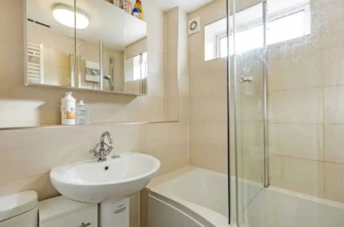 Photo 7 - Charming 2 Bedroom Home in South London With Garden