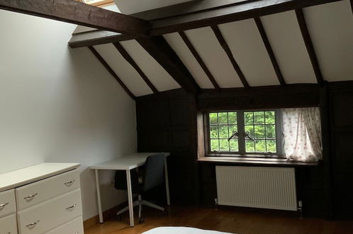 Photo 9 - Delightful 4BD Home Full of Flair Edenbridge Kent