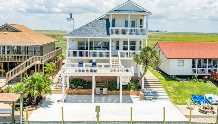 Photo 1 - Beautiful House in Freeport on Deep Water Canal