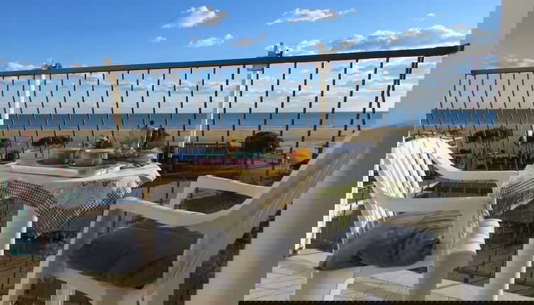 Foto 1 - Beachfront Flat With View