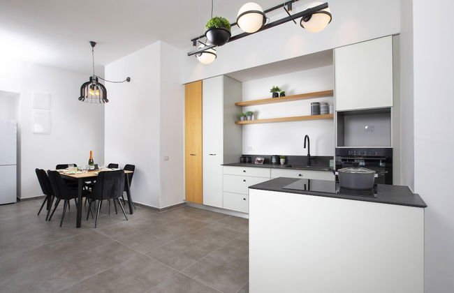 Chic Sea View Balcony Escape by Sea N' Rent - Photo 6