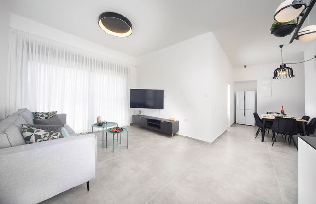 Chic Sea View Balcony Escape by Sea N' Rent - Photo 28