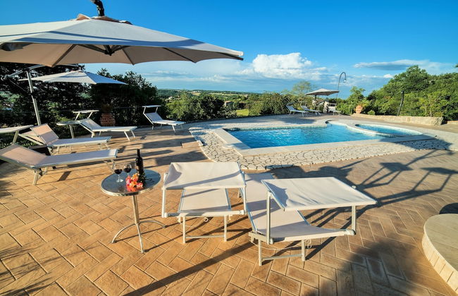 Villa on top of a Hill With an Enchanting View of Lake Bolsena - Photo 15