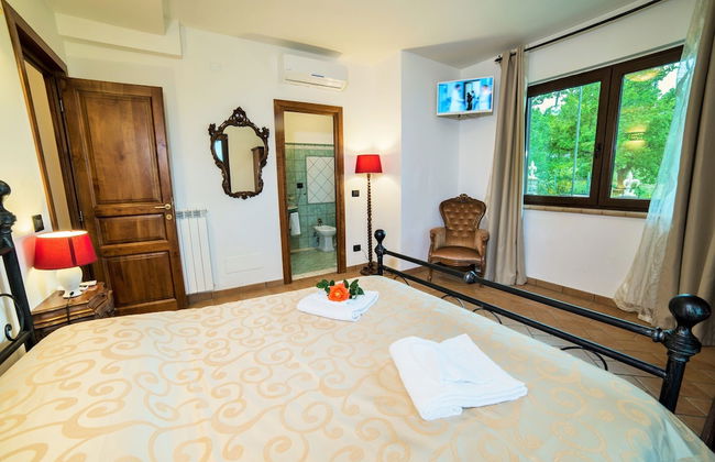Villa on top of a Hill With an Enchanting View of Lake Bolsena - Photo 3