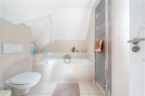 Foto 10 - Stunning 3 Bedroom Apartment in Trendy Chalk Farm