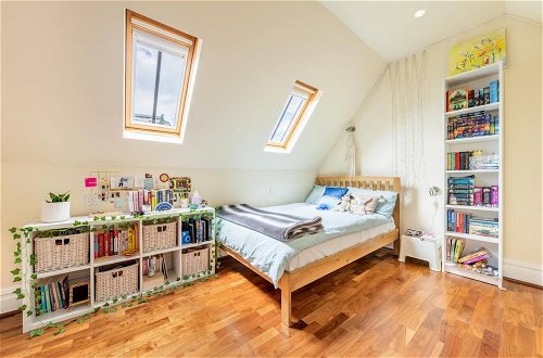Photo 2 - Stunning 3 Bedroom Apartment in Trendy Chalk Farm