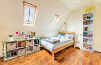 Photo 2 - Stunning 3 Bedroom Apartment in Trendy Chalk Farm