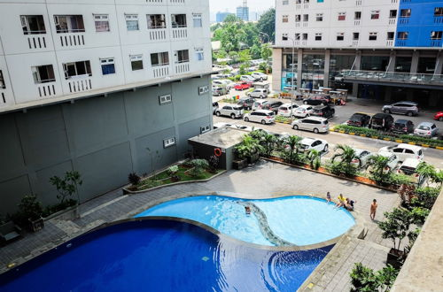 Foto 23 - Comfort 2BR with Pool View Green Pramuka City Apartment