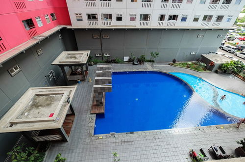 Foto 22 - Comfort 2BR with Pool View Green Pramuka City Apartment