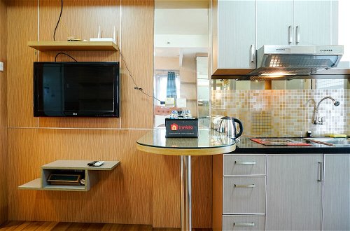 Foto 6 - Furnished Studio with Comfortable Design Green Pramuka Apartment