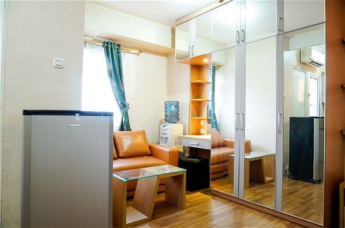 Foto 9 - Furnished Studio with Comfortable Design Green Pramuka Apartment