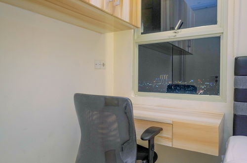 Photo 9 - Strategic 2BR Apartment with Workspace @ Season City