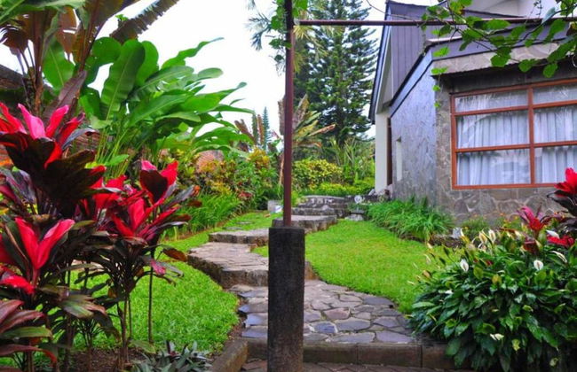 Villa 4-BR Klub Bunga No. 8 Batu Malang - Foto 17