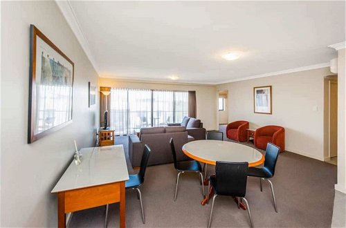 Photo 10 - Conveniently Located 2 Bedroom Apartment In The CBD
