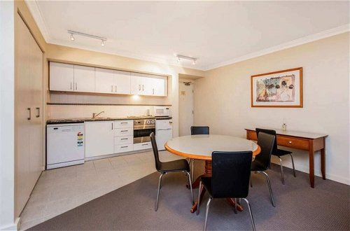 Foto 4 - Conveniently Located 2 Bedroom Apartment In The CBD