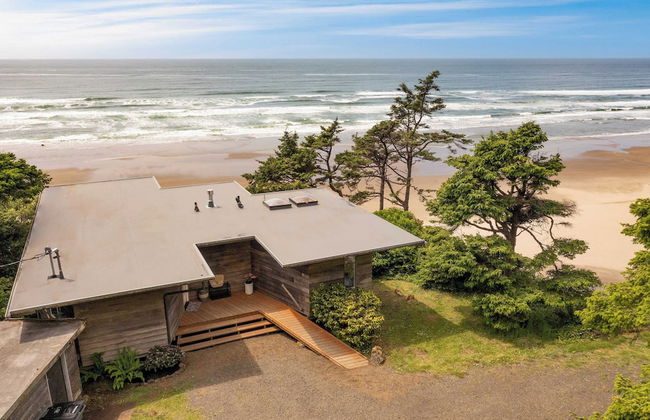 Sunset Cove by Avantstay Beachfront w/ Balcony! - Photo 1