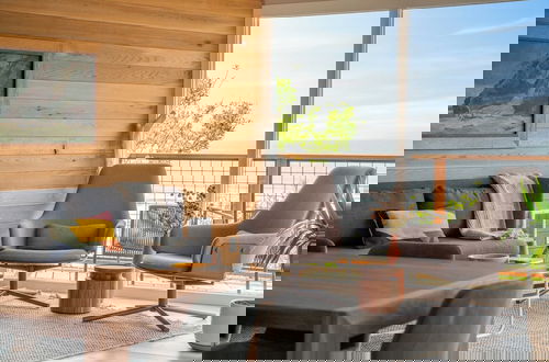 Photo 16 - Sunset Cove by Avantstay Beachfront w/ Balcony!