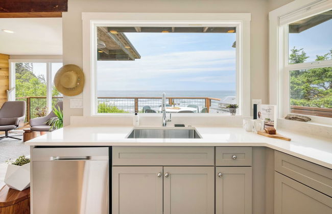 Sunset Cove by Avantstay Beachfront w/ Balcony! - Photo 17