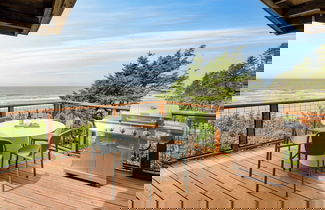 Photo 3 - Sunset Cove by Avantstay Beachfront w/ Balcony!