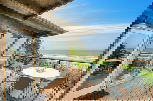 Photo 15 - Sunset Cove by Avantstay Beachfront w/ Balcony!