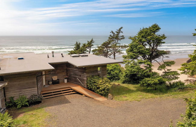Sunset Cove by Avantstay Beachfront w/ Balcony! - Photo 36