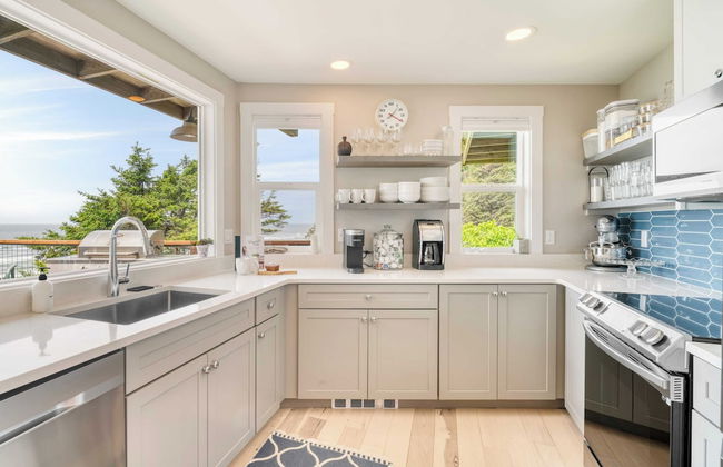 Sunset Cove by Avantstay Beachfront w/ Balcony! - Photo 15