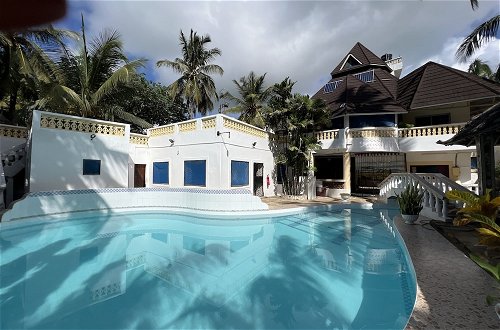 Foto 14 - Charming and Remarkable15-bed Villa in Diani Beach