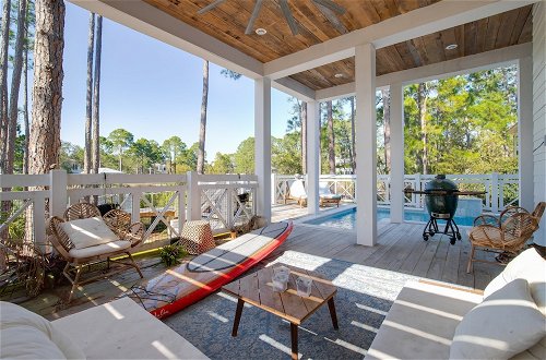 Photo 18 - Seagrove Manor by Avantstay Free Paddle Boards Lake Front Yard & Pet Friendly
