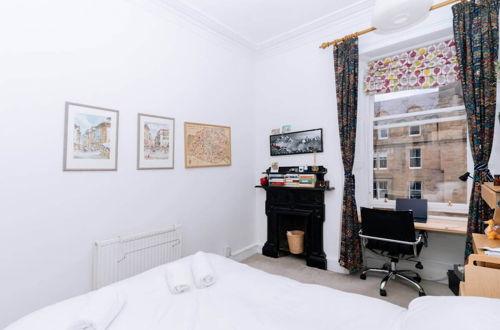 Photo 3 - Spacious 3 Bedroom Flat in Edinburgh