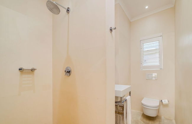 Beach-style Camps Bay Home w Pool Garden Barbados - Foto 28