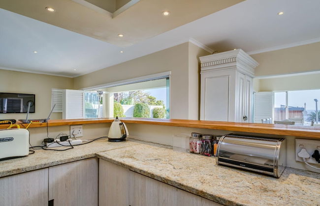 Beach-style Camps Bay Home w Pool Garden Barbados - Foto 17