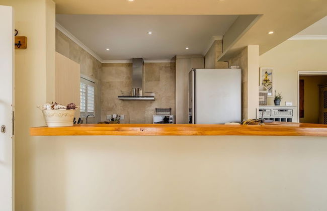 Beach-style Camps Bay Home w Pool Garden Barbados - Foto 33