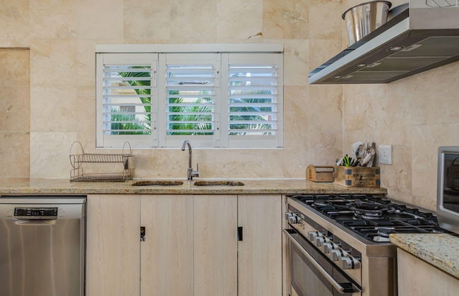 Beach-style Camps Bay Home w Pool Garden Barbados - Foto 34