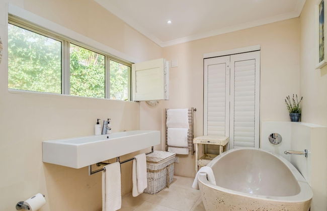 Beach-style Camps Bay Home w Pool Garden Barbados - Foto 24