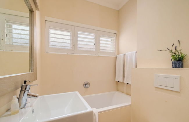 Beach-style Camps Bay Home w Pool Garden Barbados - Foto 29