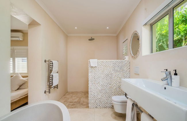 Beach-style Camps Bay Home w Pool Garden Barbados - Foto 36