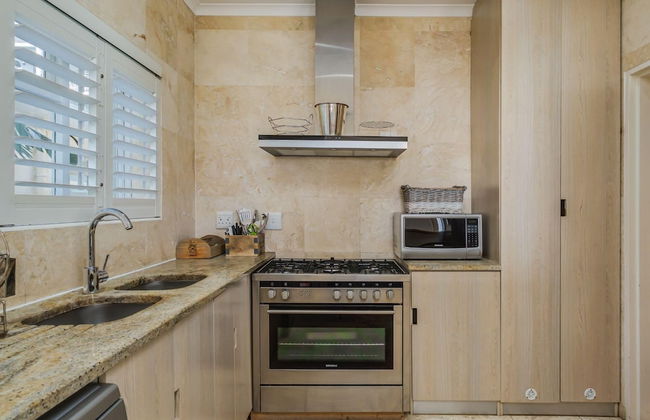 Beach-style Camps Bay Home w Pool Garden Barbados - Foto 21