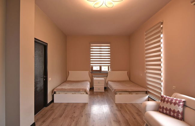 Villa in Nork - Photo 2