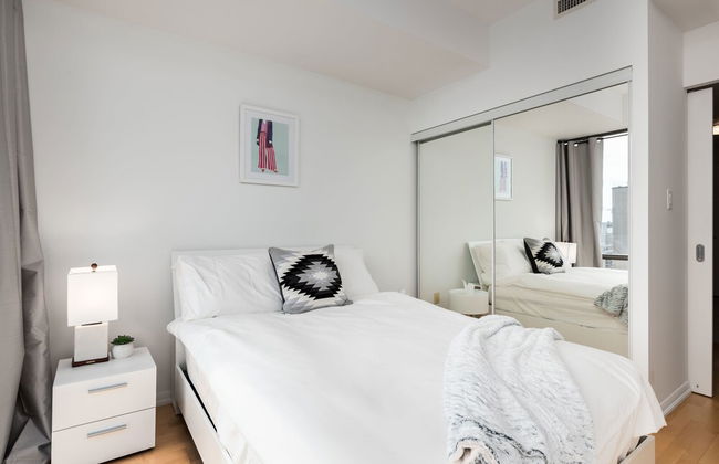 elegant condo with panoramic views - Photo 3