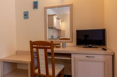 Photo 11 - Quiet One Bedroom Apartment with Kitchenette in Avalon Complex