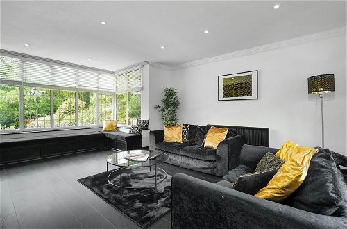 Photo 27 - Luxury Designer Mansion in West Midlands Countryside