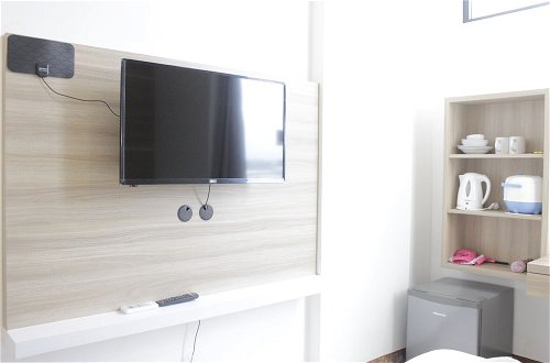 Photo 4 - Modern And Comfy Studio Apartment At Lodge Paskal Near Binus University