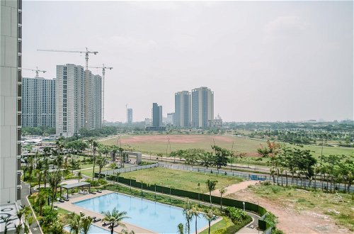 Foto 18 - Comfortable Studio With Pool View At Sky House Bsd Apartment