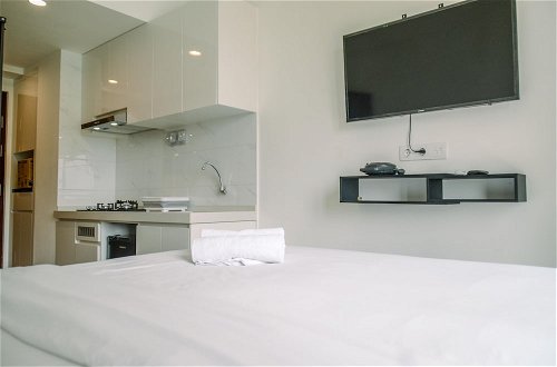 Photo 15 - Comfortable Studio With Pool View At Sky House Bsd Apartment