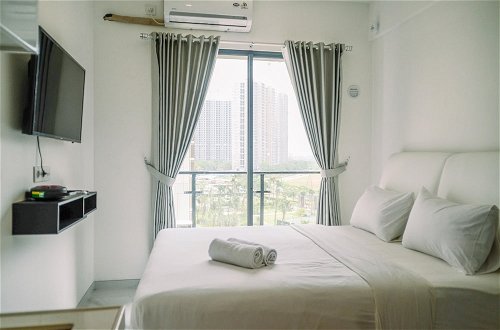 Foto 2 - Comfortable Studio With Pool View At Sky House Bsd Apartment
