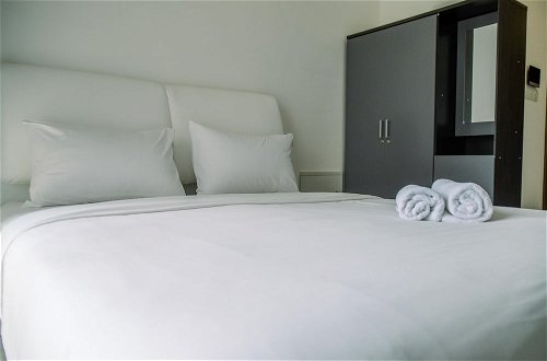 Photo 3 - Comfortable Studio With Pool View At Sky House Bsd Apartment