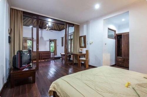 Photo 6 - SMV - garden - 5-BR · 5BR Garden Villa Walk to Beach and Shops Legian